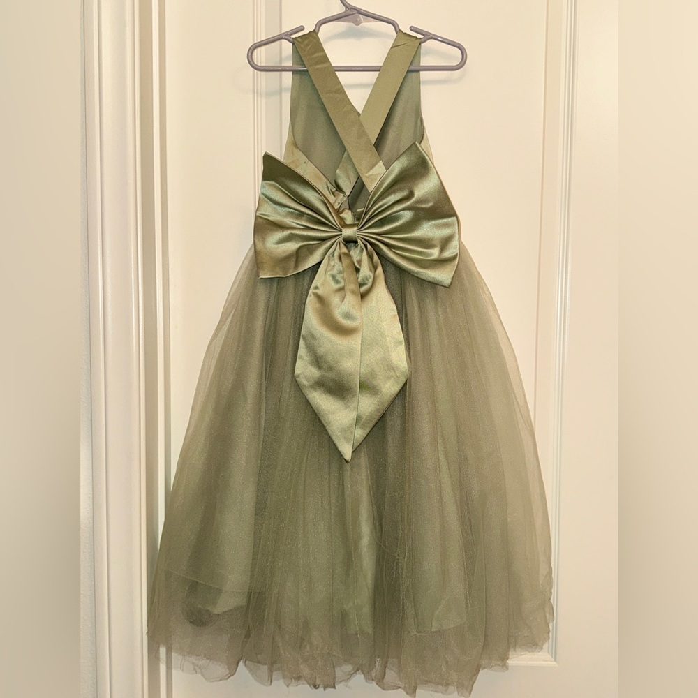 Elegant Green Tulle Dress with Bow
